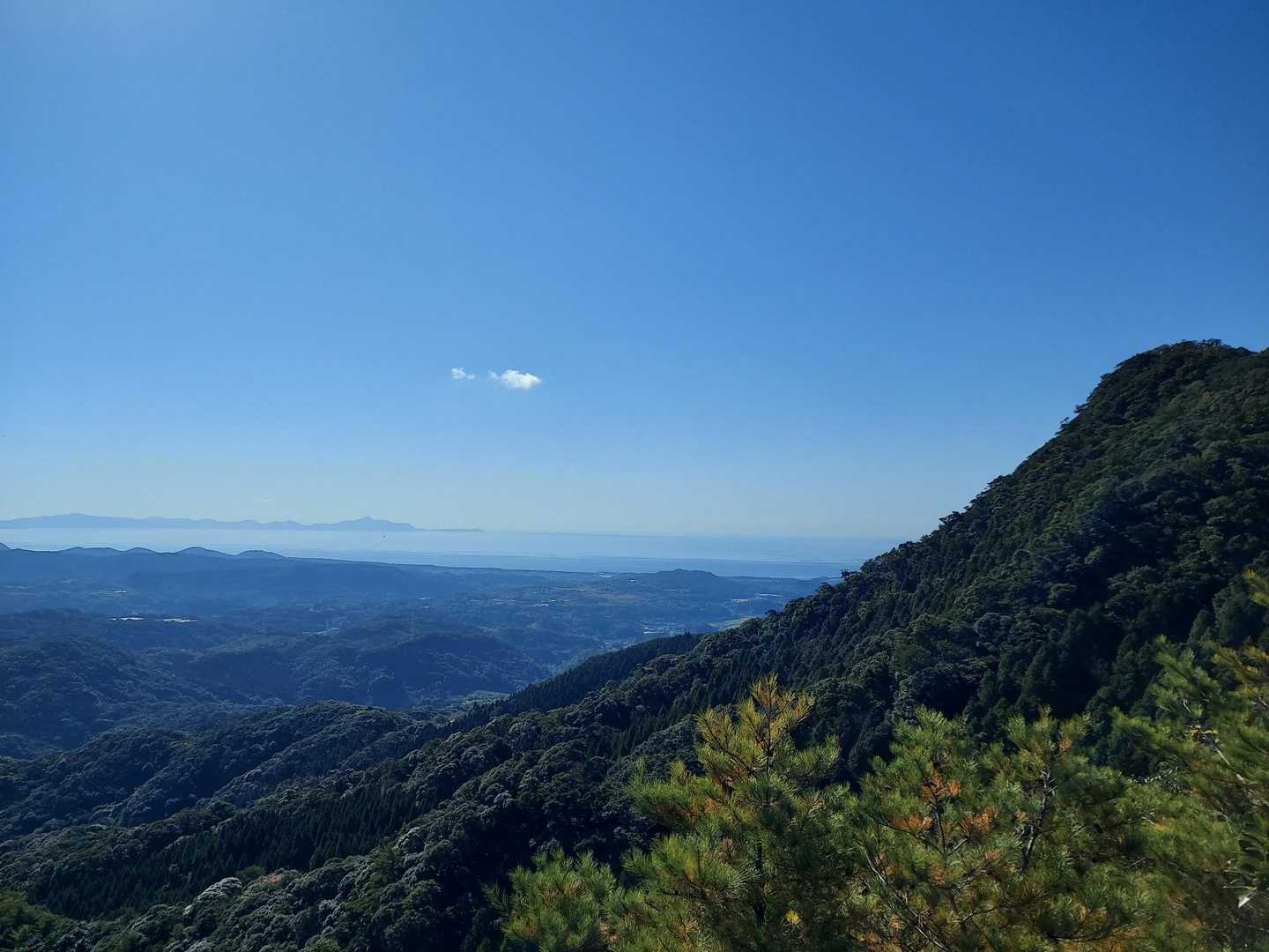材木座からの景色 。遠くに野間岳⛰️が見えます