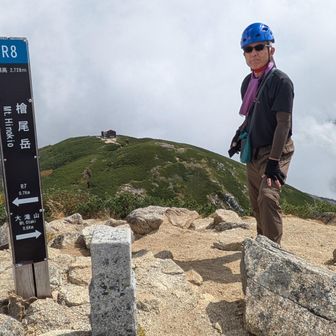 向こうが檜尾避難小屋