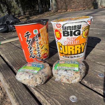 健康の森で昼ご飯。
年越し麺的な。