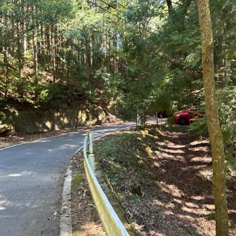 一旦車で余分な荷物を降ろし髯山へ