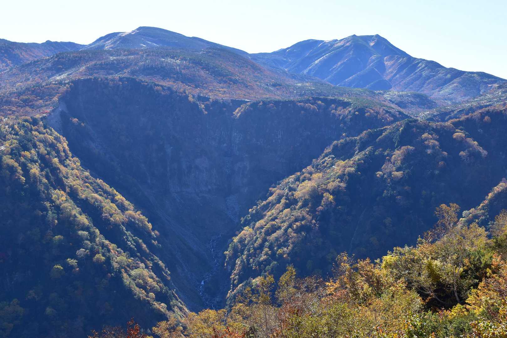 百四丈滝で出来たV字渓谷と右奥が七倉2557m、四塚山2515mの下にある天池まで目指す