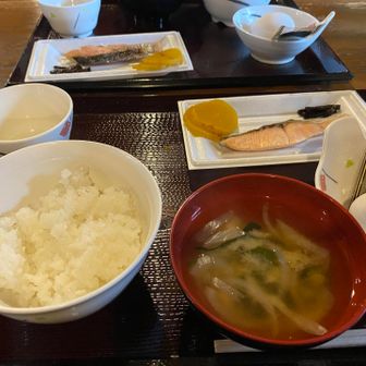 朝ごはんはお願いしました。
水が良いから？ご飯が美味しい。
梅干し、ふりかけはお好きなだけって感じです。
山荘のお水は必要なだけもらえますがとっても柔らかい美味しいお水でした