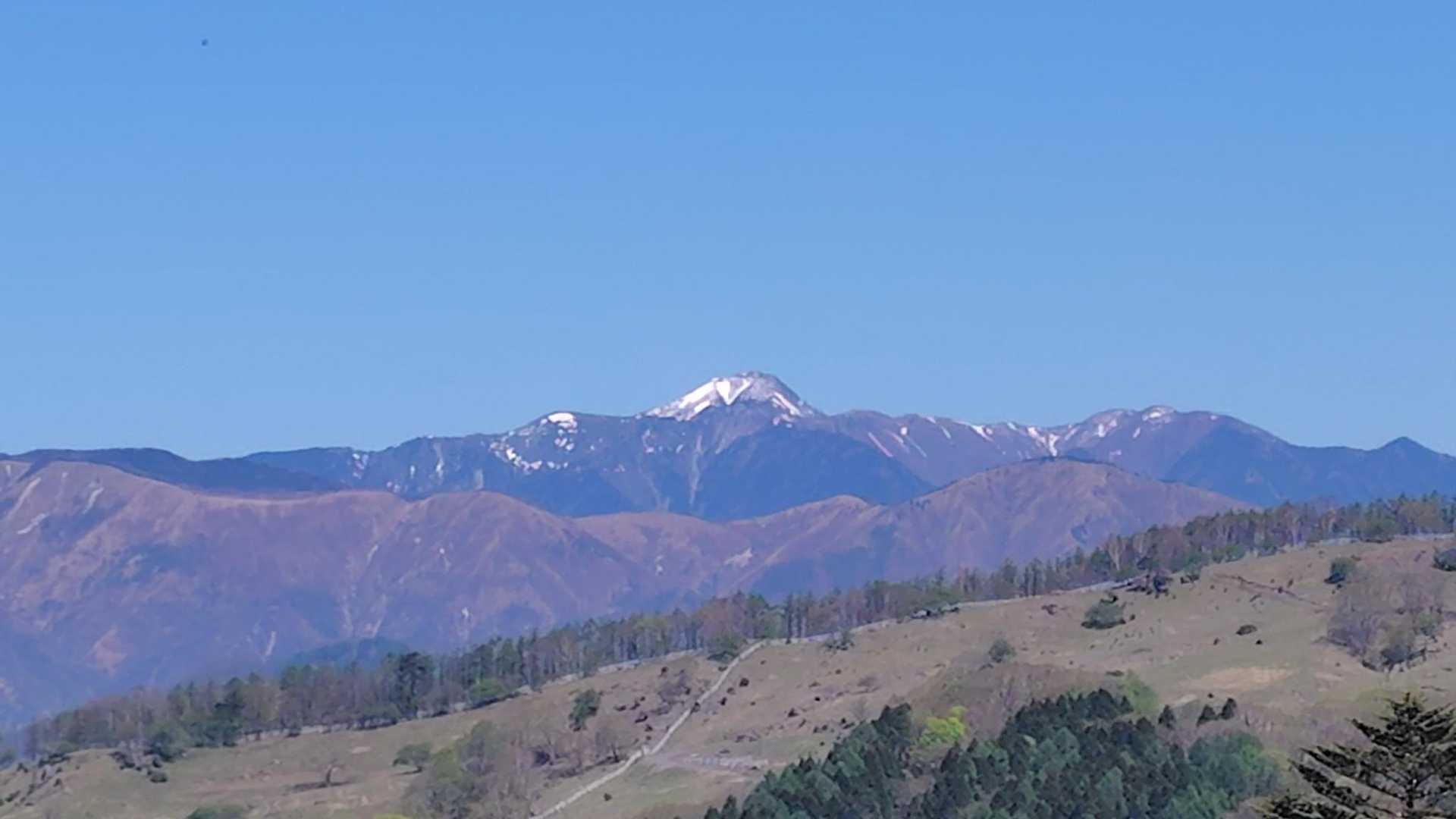 日光白根山はまだ雪を被ってます