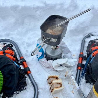 爆風の武奈頂上はタッチ&ゴーで、風のないトコまで降りてお昼。疲れ過ぎてお腹空いてるのに食べたらエズく🤮