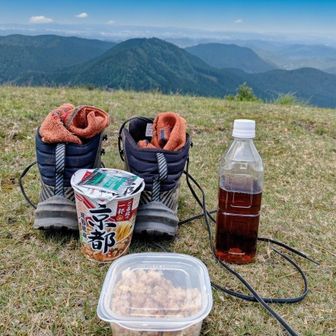お昼休憩🍚🍜
今日もお尻に根が生えて（笑）
靴脱いで1時間半もマッタリ🍵