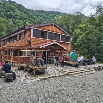 わさび平小屋に到着