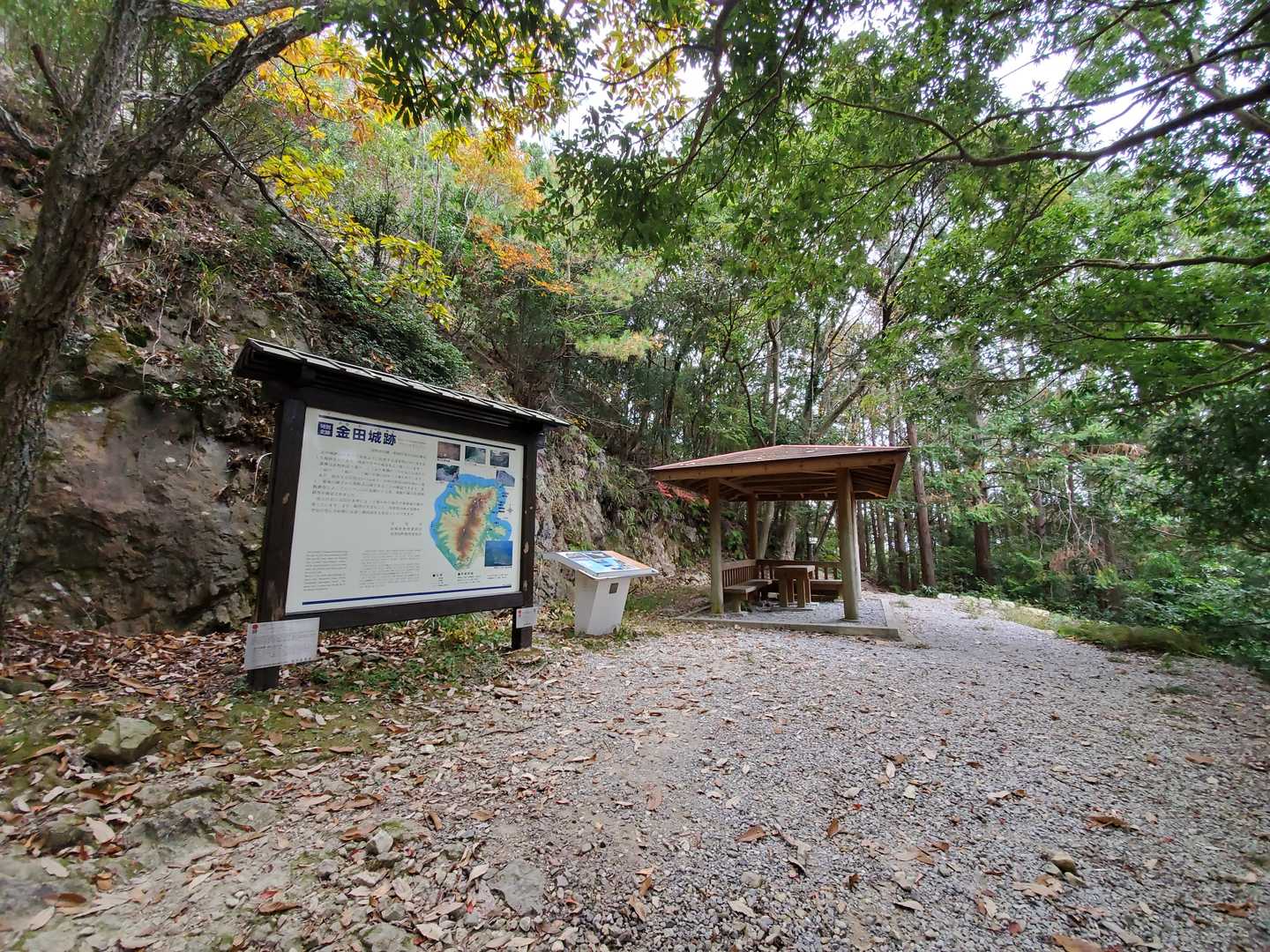 東屋分岐点まで来ました😃
帰りは正面向こうのビングシ石塁ルートを歩いて帰ろうと思います😌