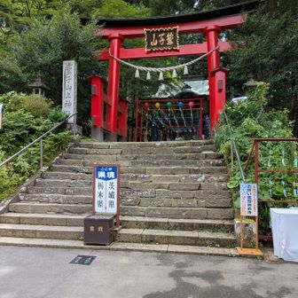 境界線に建つ神社です！