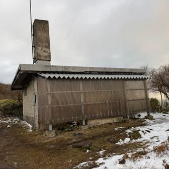山頂手前にあるもう1つの避難小屋🛖