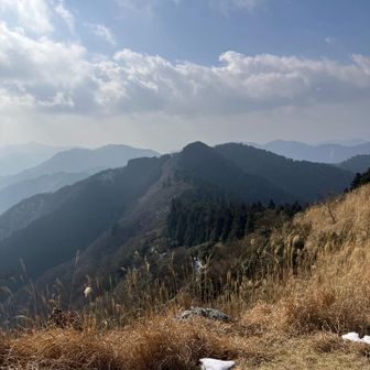おそらく笠形山方面をパチリ。
山頂からのパノラマ展望が素敵な山でした。