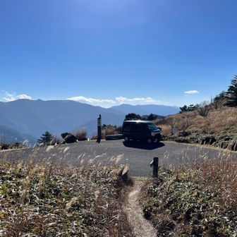 落合峠に到着。ここは標識をバックに写真を撮りたい人がいるので、できれば車は駐車場に置いて欲しいといつも思います