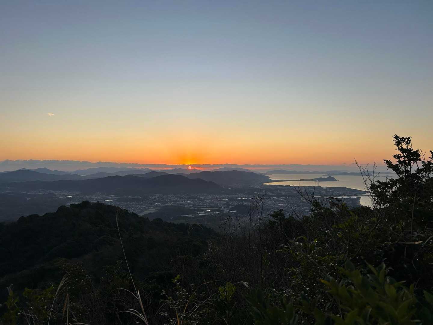 出てきました🌞
山と雲の間から✨