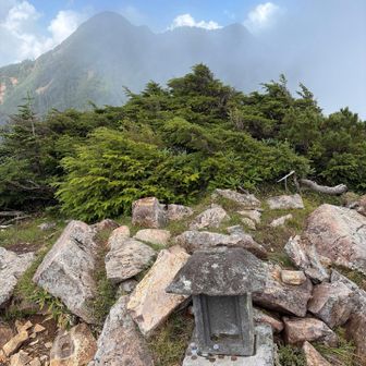 一里ヶ曽根の祠と女峰山方面の景色。ガスの向こうが何とか見えたのはこのあたりが最後だった。いったんガレ場を激降り