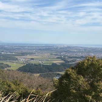 山頂から北方向を望む
遠くに四日市や多度山方面が見える