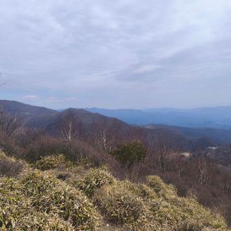左から、黒檜山、駒ヶ岳と、小さく去年行った覚満ヶ淵が見える👀