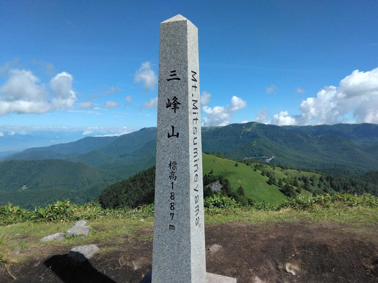 三峰山の山頂に到着。
沢山のハイカーさんで山頂賑わっています。三峰茶屋から歩いてきた軽装な方も沢山いますね。
ちなみにyamapの地図の山頂より50m位先です。