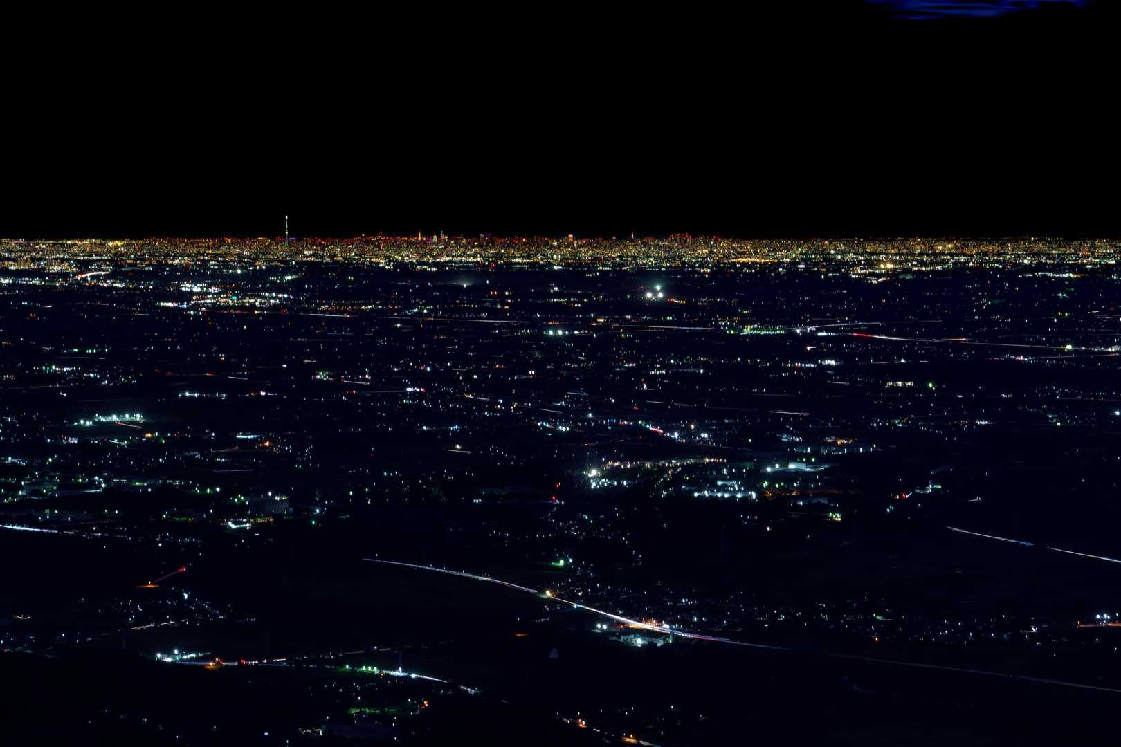 展望エリアからの夜景。遠くにスカイツリーが見えます。