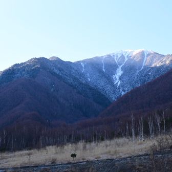 コガラ登山口駐車場出発
目指す麦草岳と思われる😅
