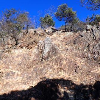 大小山から下って妙義山へ。お助けアイテムは無いので下りはちょっと怖い。