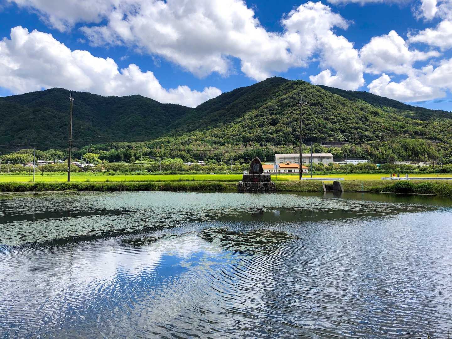 池まで来たらもう少しで登山口。