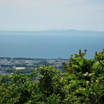  雨上がりで空気が澄んでいるのか国東半島の先に由布岳が見えた。