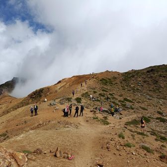安達太良山トレイルの係の方が所どころにいました