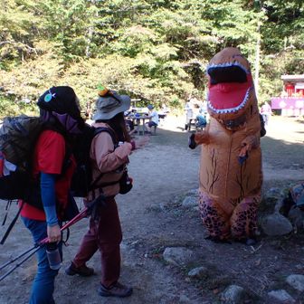 山頂広場に着いたら
ティラノサウルス襲来
