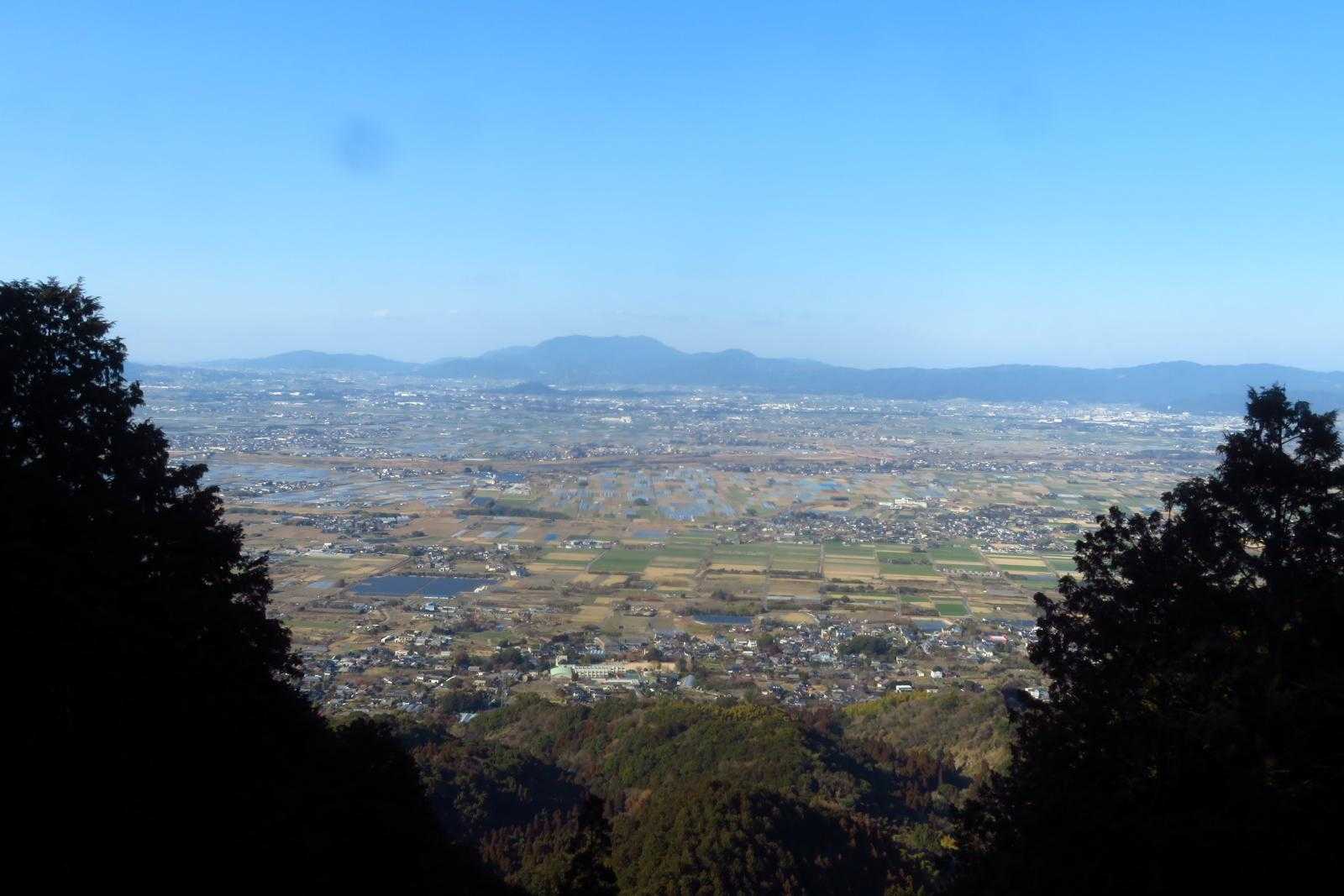 県道からの眺め
三郡山系