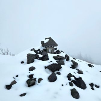 小富士🏔️　山頂
祠が、有ります
周りは、ガスガス🌫️
ただ、幸いな事に　風は、殆んど吹いていません
それでも！　🥶寒かった~~  💧
🧤手袋を 外していると、あっという間に、指が かじかんでしまいます
ジェルのフタを開栓するのにも、苦労しました　😅
