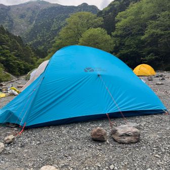 17時半にテンバ帰還。19時半まで使用できる小屋の炊事場で食事を摂り、シュラフに入って直ぐに両隣のテントから緊急地震アラームが鳴り響く。テントでは揺れは感じ無かったが、後から茨城県震源で神奈川の自宅もかなり揺れたと知る😫