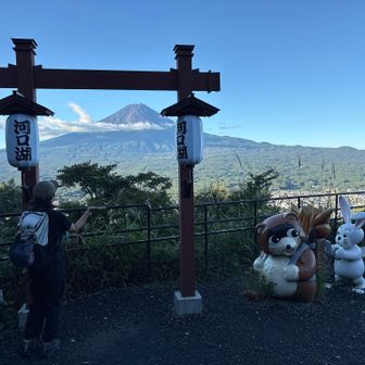 山頂へ向かう途中
昔話「カチカチ山」の舞台だから
タヌキにウサギのモニュメント