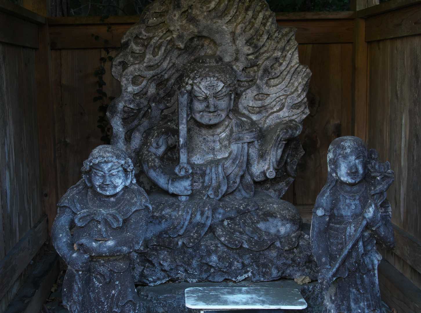 歴史を感じさせる石仏。このルートにはお寺が幾つかあるので道すがら、こんな石仏にも出会えます