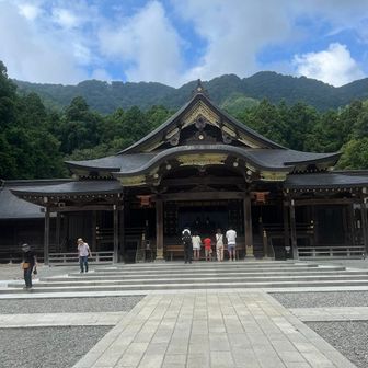 以前来た時は早朝だったのでガラガラだったけど、今日は土曜日ということもあって観光客もたくさんいました
順番が来たので無事の下山を報告しました。
ここでの参拝方法はみなさん知ってるものかと思ってましたが
私が4拍手したのに、その後ろの参拝者は2拍手でした。
知らなくても前の人がやるのを真似するもんだけどな。。残念