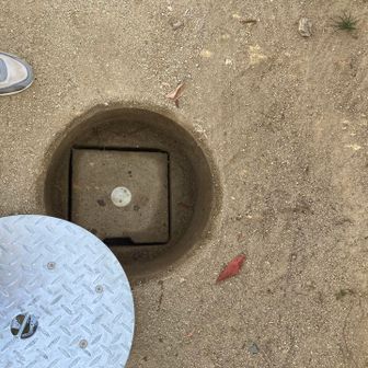 山頂三角点の蓋が綺麗になってます。