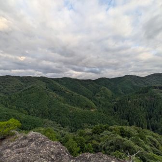 岩のテラスから東方向、山々が続いています。