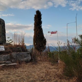 権現山に到着　水軍旗は情報の通り、１枚も残っていません。低山なのですが、相当風が当たるのでしょうね。