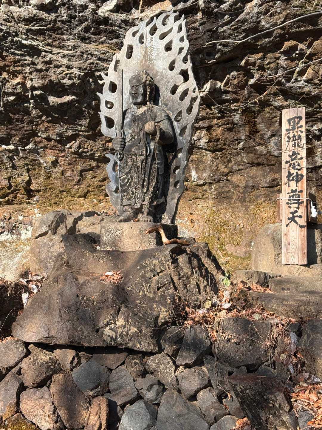 本当は上から滝が流れ落ちているはずが
ポタポタと水が落ちているだけでした🤣