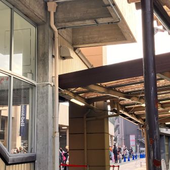 朝早くから家族連れがロープウエイに並ぶ