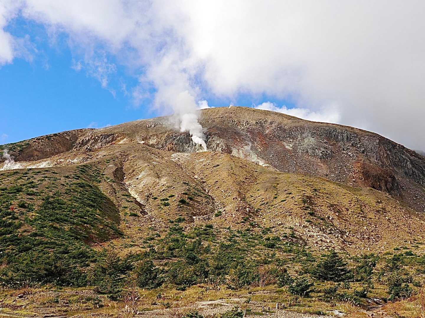噴煙を上げる活火山、一切経山。
駐車場からこの景色⛰️