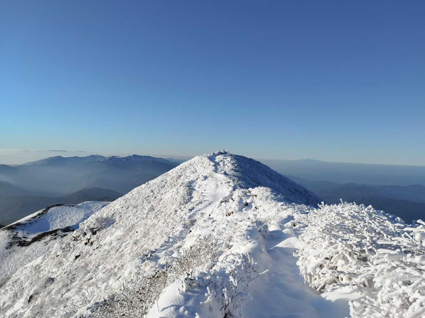 稜線を男岳に向かいます。