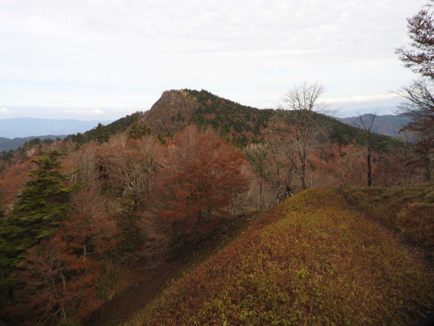 前烏帽子山から見た烏帽子山