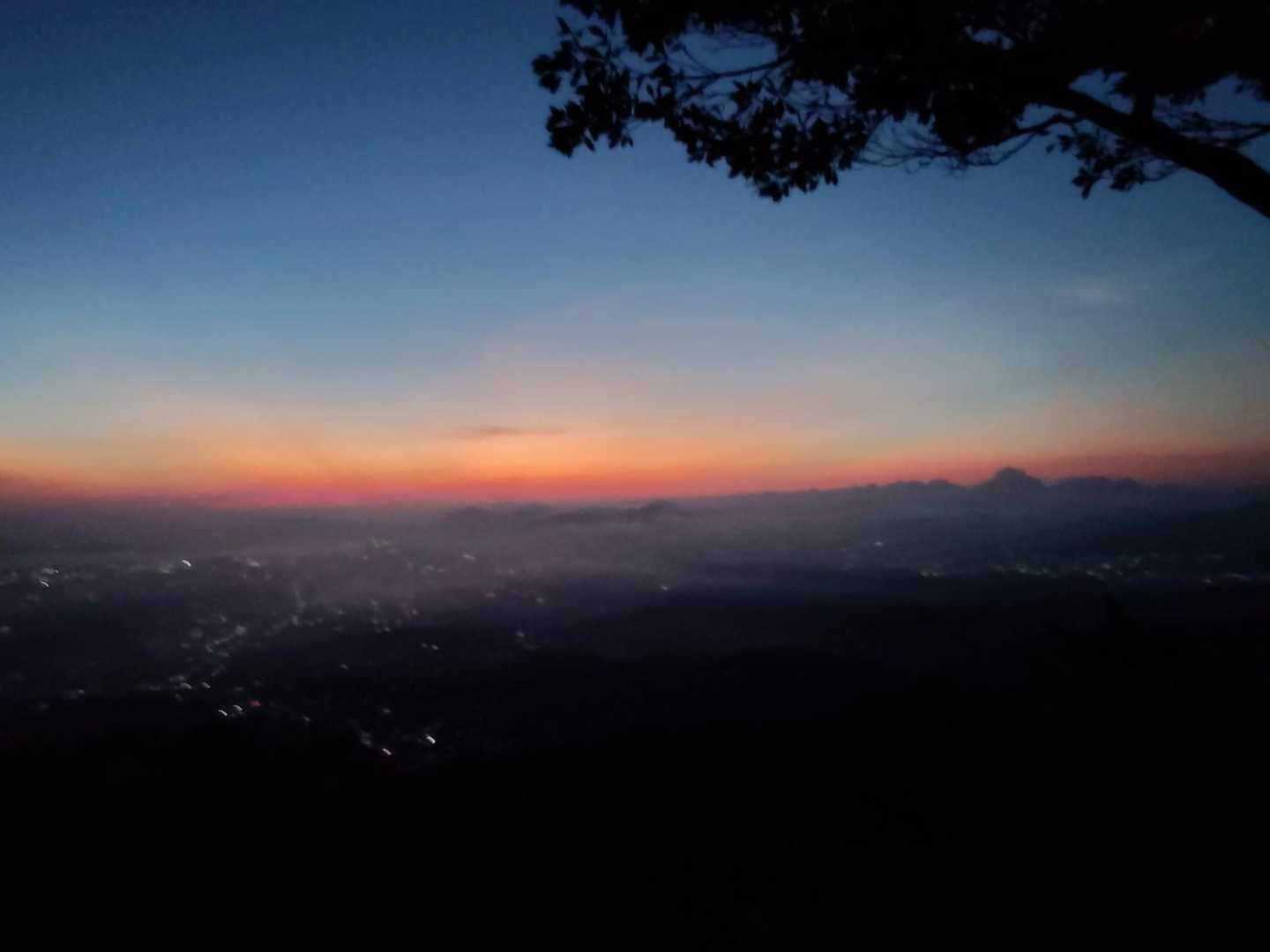 あの辺りから出るのね🌄
時々ヒグラシの声
