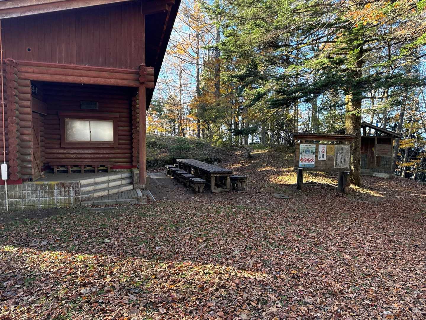 浅間尾根が石尾根に突き当たる地点にある鷹ノ巣避難小屋。トイレもあります。