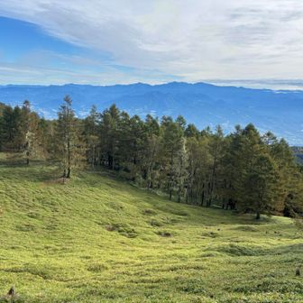 青空とこの草原みたいな景色が良かった。奥に見えてる山々は金峰山とかそっち方面