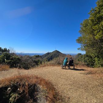 鷲尾山に戻って昼食　この穴は戦争中空襲に来る敵機の音を観測してたそうです💦😖⤵️