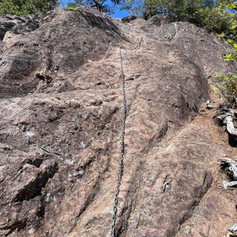 まだまだ鎖場足元が滑りやすいので濡れていると怖いかも…