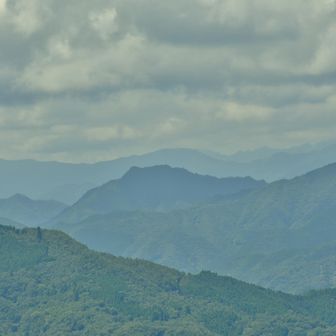 ベンチより度数聞いて
左より石堂山、右に市房山と聞いてます。