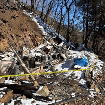 堀山の家の火災跡。周辺はまだ木の燃えた後の匂いがしていました。