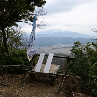 伊吹山〜彦根方面が展望できます
まぁ、今日はこんな天気ですので
絶景とは言えませんけどね
晴れてれば絶景間違いなし！