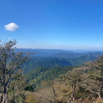 山頂からのパノラマ
京都北部の深い山並み、
西方向に180度開けています。